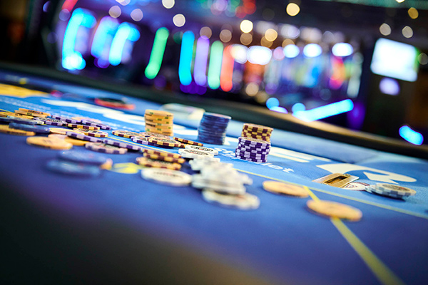 Pokerbord med jetoner